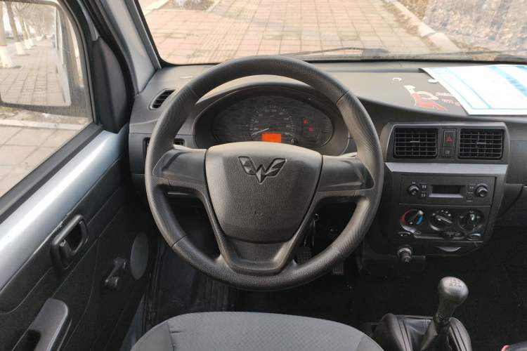 Used Wuling Rongguang Small Truck 2020 1.5L Base Version China VI Standard Double-Cab L3C Steering Wheel