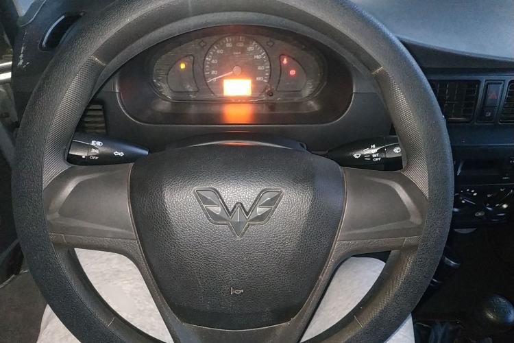 Used Wuling Rongguang Small Truck 2020 1.2L Base Version China VI Standard Single-Row LSI Steering Wheel