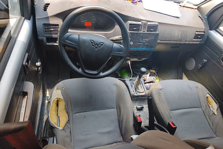 Used Wuling Rongguang Small Truck 2021 1.5L Standard Edition Air-Conditioned Double-Cab L3C Center Console