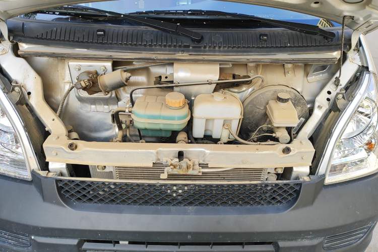 Used Wuling Rongguang Small Truck 2021 1.5L Base Single-Row L3C Engine Bay