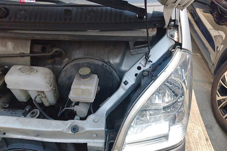Used Wuling Rongguang Small Truck 2021 1.5L Standard Edition Air-Conditioned Double-Cab L3C Engine Bay Left
