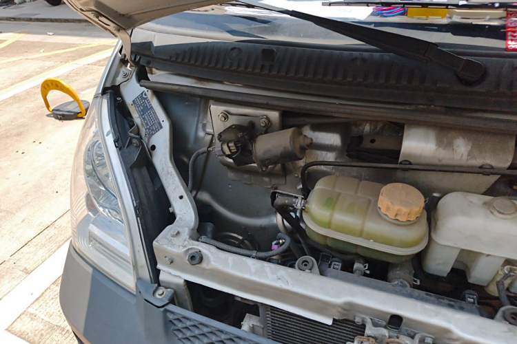 Used Wuling Rongguang Small Truck 2021 1.5L Standard Edition Air-Conditioned Double-Cab L3C Engine Bay Right