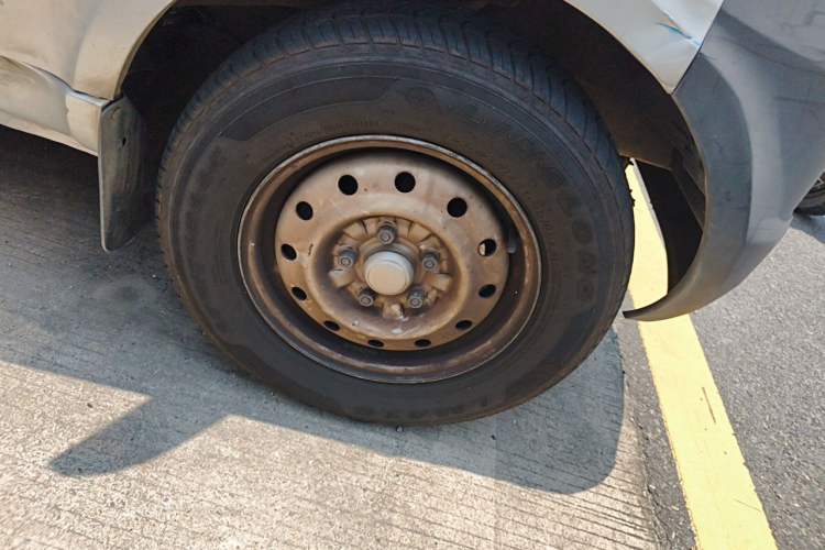Used Wuling Rongguang Small Truck 2021 1.5L Standard Edition Air-Conditioned Double-Cab L3C Right Front Wheel Hub