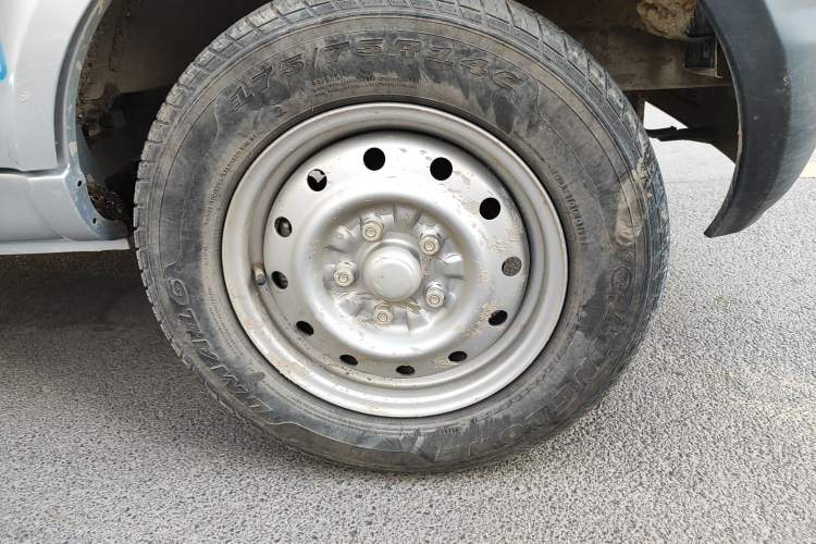 Used Wuling Rongguang Small Truck 2021 1.5L Base Single-Row L3C Right Front Wheel Hub