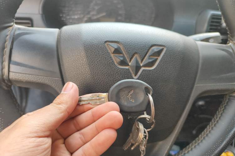Used Wuling Rongguang Small Truck 2021 1.5L Base Single-Row L3C Vehicle Key