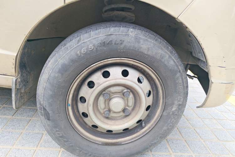 Used Wuling Rongguang Small Truck 2021 1.2L Base Single-Row LSI Right Front Wheel Hub