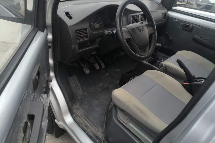 Used Wuling Rongguang Small Truck 2023 1.5L Single-Row LAR Interior 3