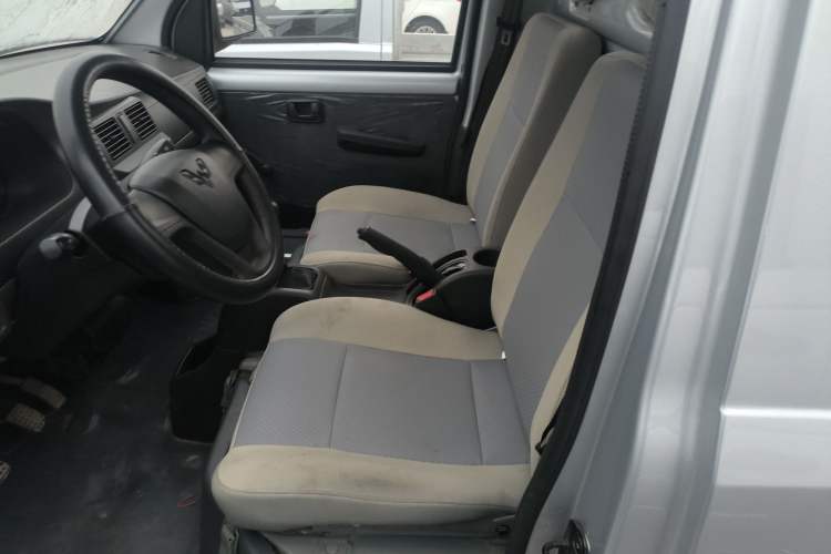 Used Wuling Rongguang Small Truck 2023 1.5L Single-Row LAR Interior 4