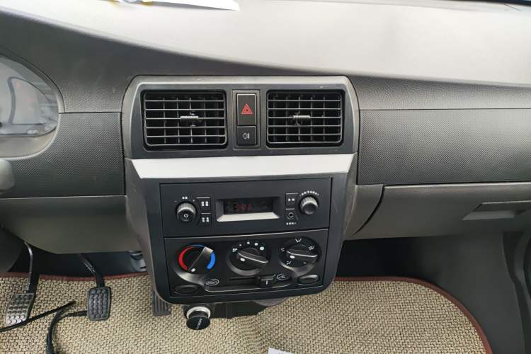 Used Wuling Rongguang Small Truck 2023 1.5L Single-Row LAR Audio And AC Panel