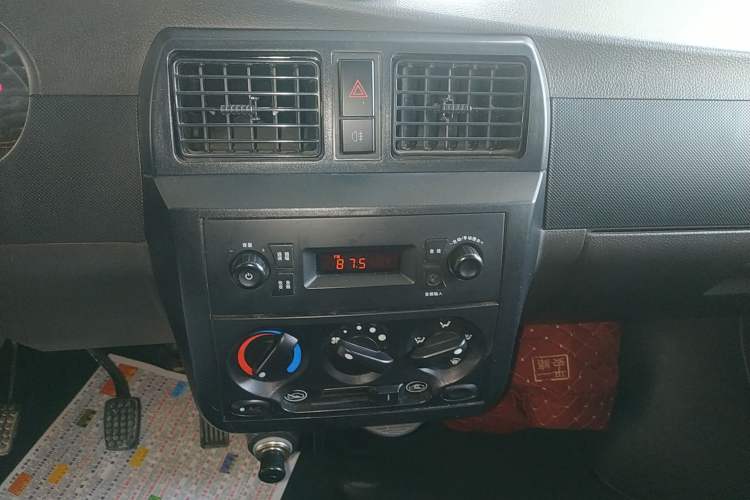 Used Wuling Rongguang Small Truck 2023 1.5L Single-Row LAR Audio And AC Panel