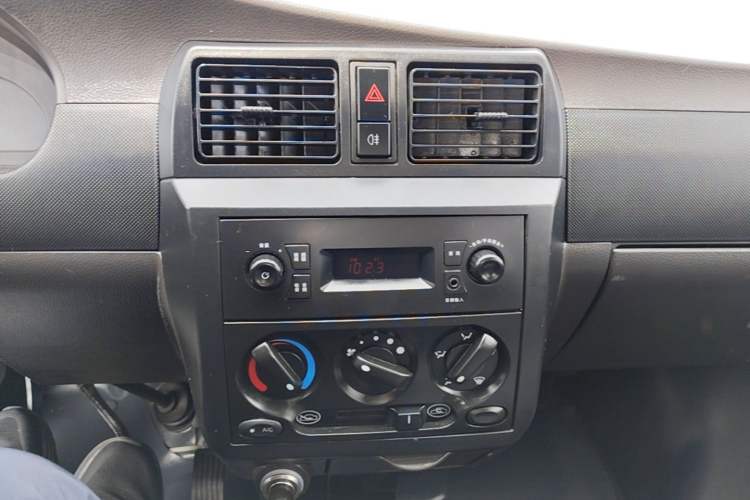 Used Wuling Rongguang Small Truck 2023 1.5L Double-Cab Extended-Length LAR Audio And AC Panel