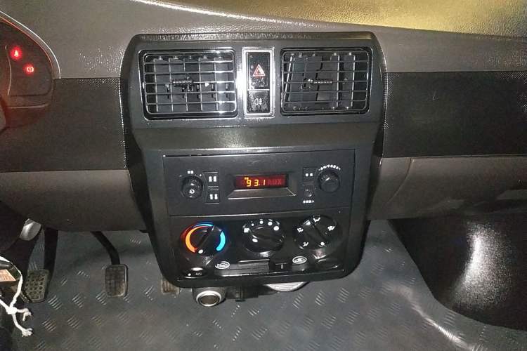Used Wuling Rongguang Small Truck 2023 1.5L Double-Cab LAR Audio And AC Panel