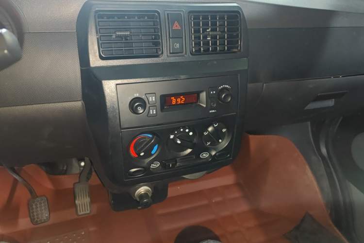 Used Wuling Rongguang Small Truck 2023 1.5L Single-Row LAR Audio And AC Panel
