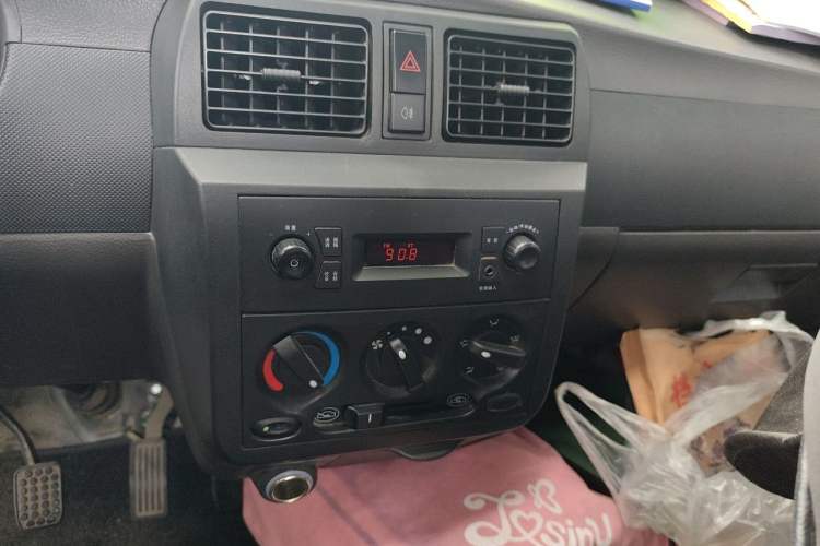 Used Wuling Rongguang Small Truck 2023 1.5L Single-Row LAR Audio And AC Panel