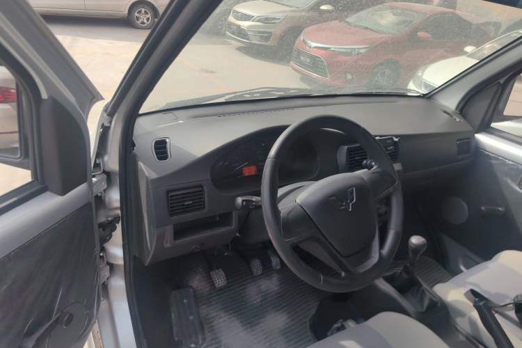 Used Wuling Rongguang Small Truck 2023 1.5L Single-Row LAR Center Console