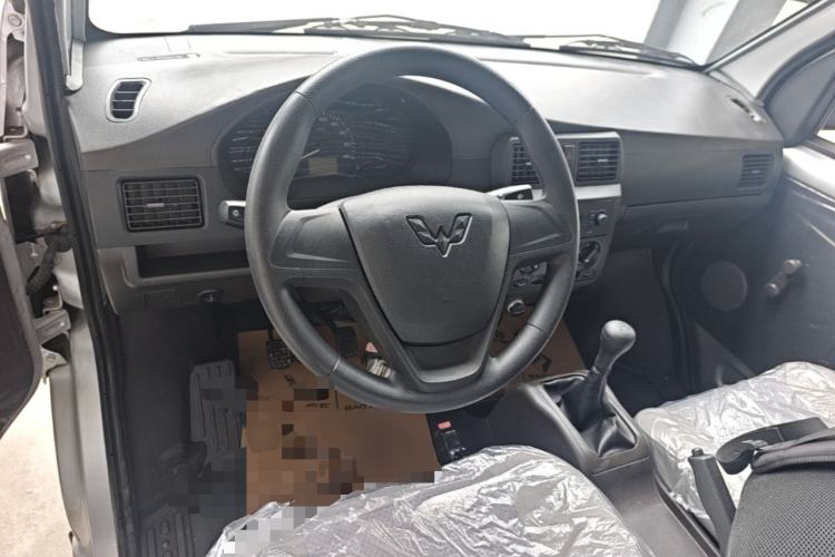 Used Wuling Rongguang Small Truck 2023 1.5L Single-Row LAR Center Console