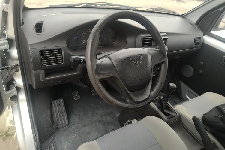 Used Wuling Rongguang Small Truck 2023 1.5L Single-Row LAR Center Console