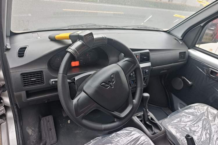 Used Wuling Rongguang Small Truck 2023 1.5L Single-Row LAR Center Console