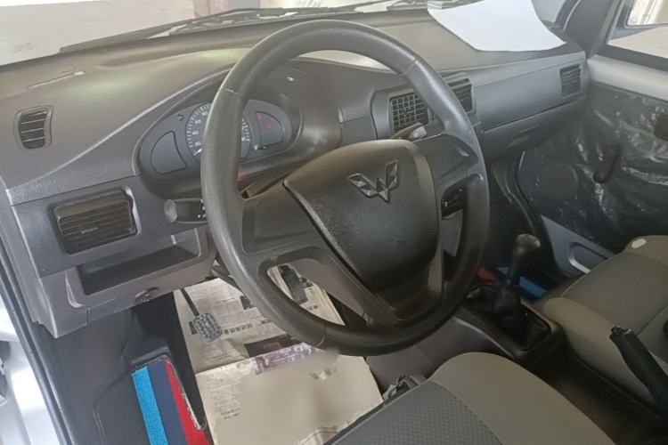 Used Wuling Rongguang Small Truck 2023 1.5L Single-Row LAR Center Console