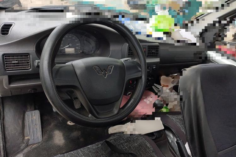 Used Wuling Rongguang Small Truck 2023 1.5L Single-Row LAR Center Console