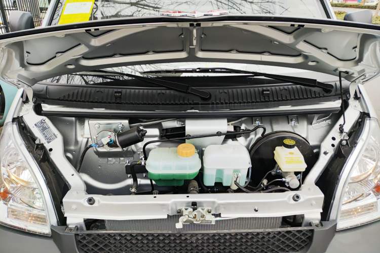 Used Wuling Rongguang Small Truck 2023 1.5L Single-Row LAR Engine Bay