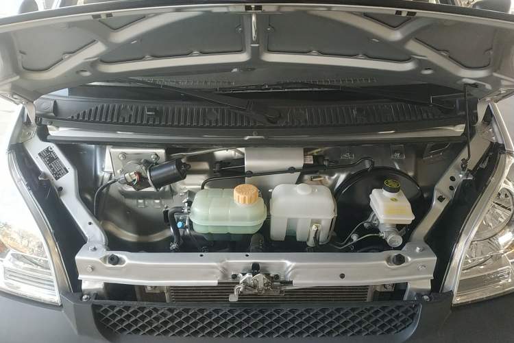 Used Wuling Rongguang Small Truck 2023 1.5L Single-Row LAR Engine Bay
