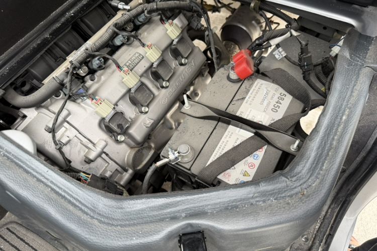 Used Wuling Rongguang Small Truck 2023 1.5L Single-Row LAR Engine Bay