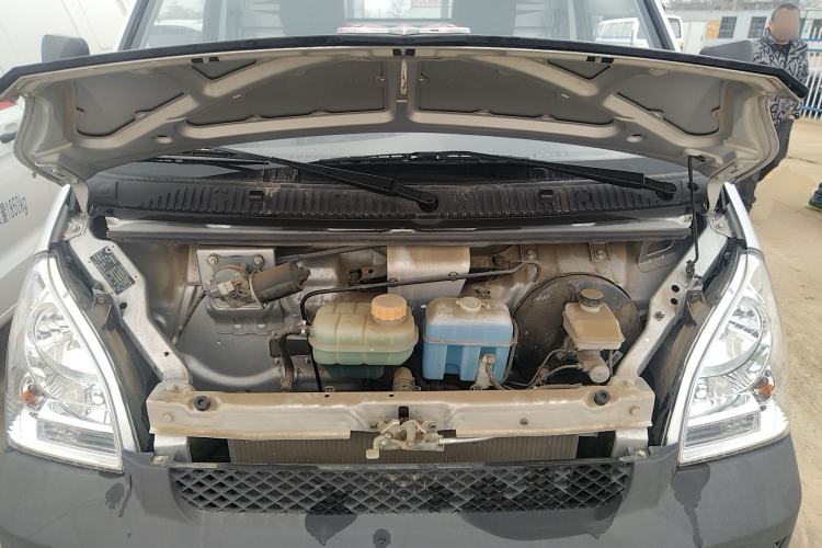 Used Wuling Rongguang Small Truck 2023 1.5L Single-Row LAR Engine Bay