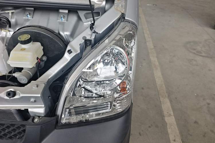 Used Wuling Rongguang Small Truck 2023 1.5L Single-Row LAR Engine Bay Left