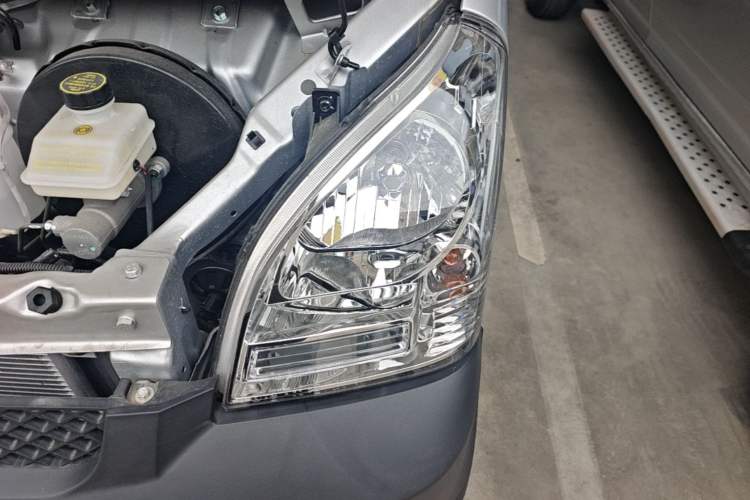 Used Wuling Rongguang Small Truck 2023 1.5L Single-Row LAR Engine Bay Left