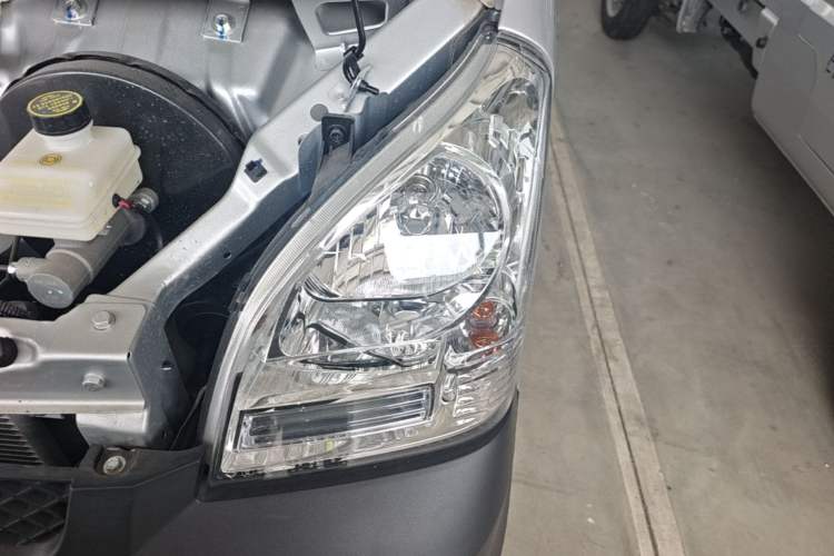 Used Wuling Rongguang Small Truck 2023 1.5L Single-Row LAR Engine Bay Left