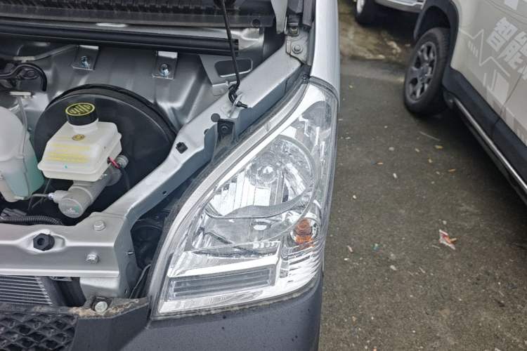 Used Wuling Rongguang Small Truck 2023 1.5L Single-Row LAR Engine Bay Left