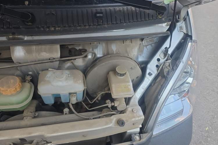 Used Wuling Rongguang Small Truck 2023 1.5L Single-Row LAR Engine Bay Left