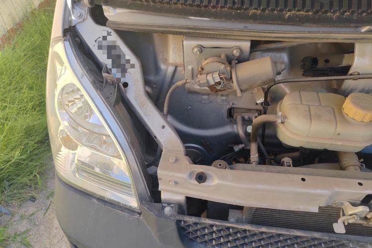 Used Wuling Rongguang Small Truck 2023 1.5L Single-Row LAR Engine Bay Right