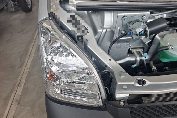 Used Wuling Rongguang Small Truck 2023 1.5L Single-Row LAR Engine Bay Right