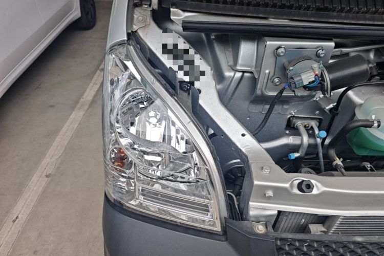 Used Wuling Rongguang Small Truck 2023 1.5L Single-Row LAR Engine Bay Right