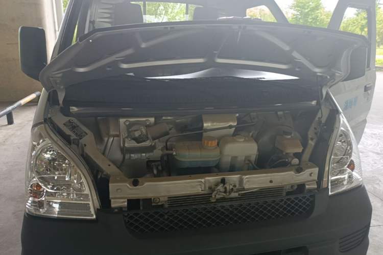Used Wuling Rongguang Small Truck 2023 1.5L Single-Row LAR Engine Bay