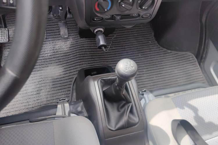 Used Wuling Rongguang Small Truck 2023 1.5L Single-Row LAR Gear Lever
