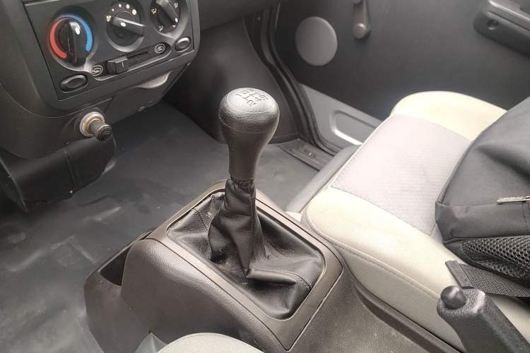 Used Wuling Rongguang Small Truck 2023 1.5L Single-Row LAR Gear Lever