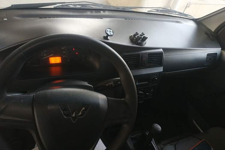 Used Wuling Rongguang Small Truck 2023 1.5L Single-Row LAR Interior 2