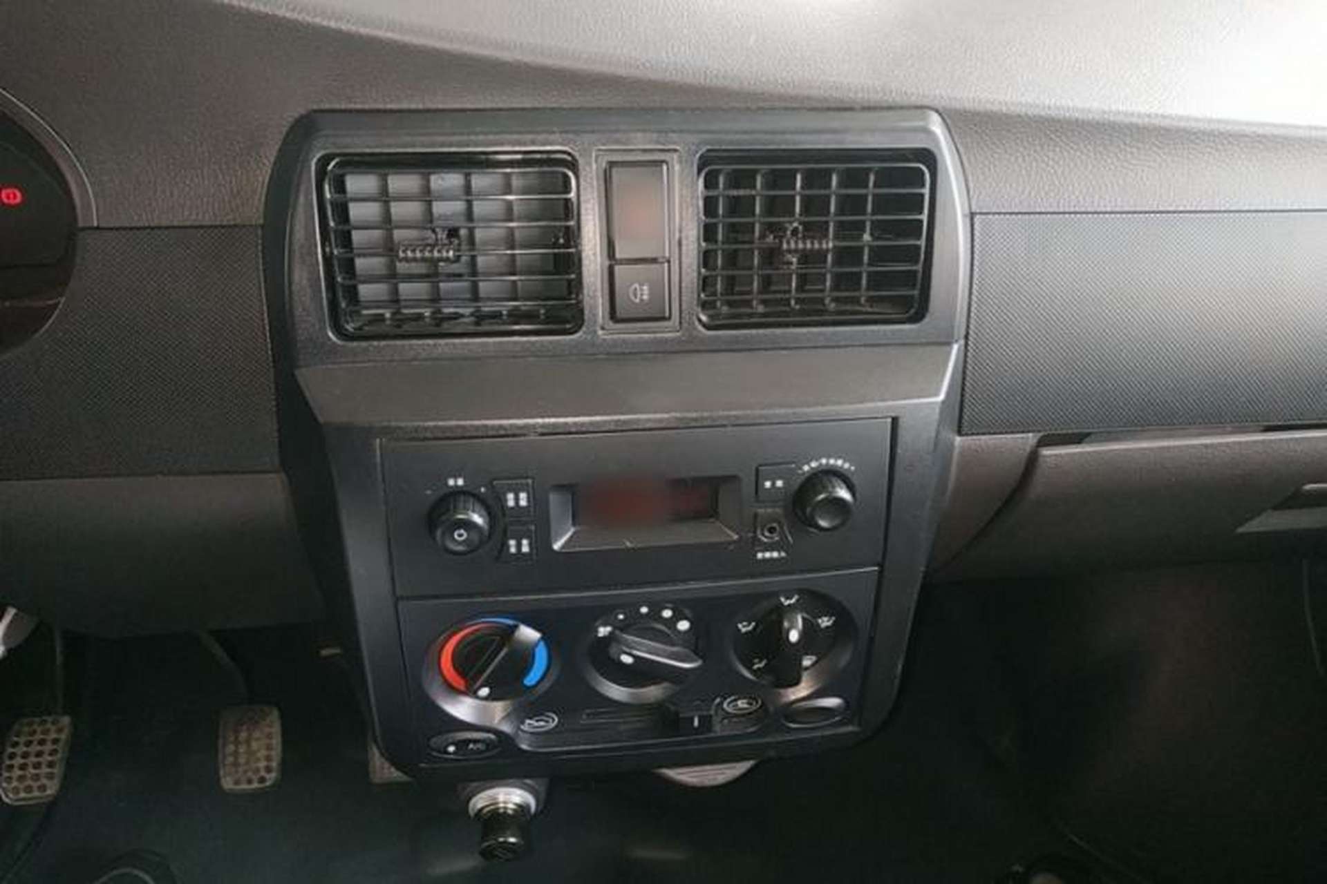 Used Wuling Rongguang Small Truck 2023 1.5L Double-Cab LAR Interior 3