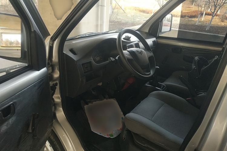 Used Wuling Rongguang Small Truck 2023 1.5L Single-Row LAR Interior 3