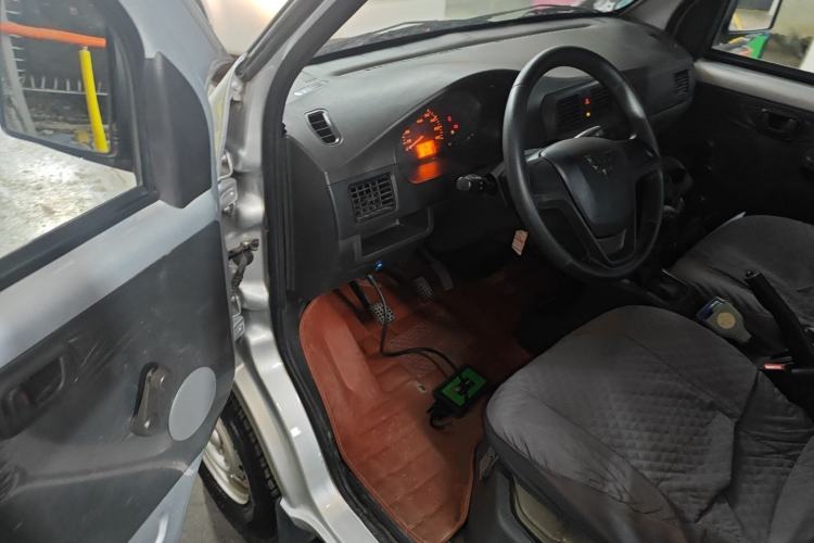 Used Wuling Rongguang Small Truck 2023 1.5L Single-Row LAR Interior 3