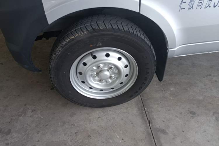Used Wuling Rongguang Small Truck 2023 1.5L Single-Row LAR Left Front Wheel Hub