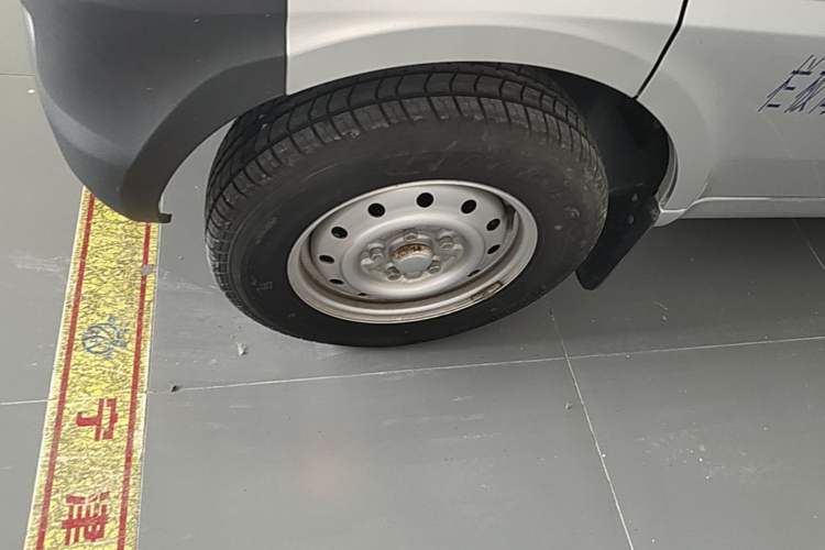 Used Wuling Rongguang Small Truck 2023 1.5L Double-Cab Extended-Length LAR Left Front Wheel Hub