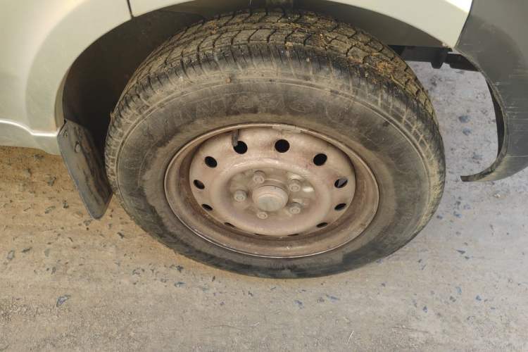 Used Wuling Rongguang Small Truck 2023 1.5L Single-Row LAR Right Front Wheel Hub