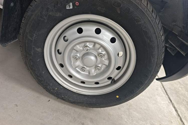 Used Wuling Rongguang Small Truck 2023 1.5L Single-Row LAR Right Front Wheel Hub