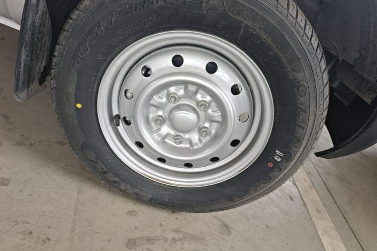 Used Wuling Rongguang Small Truck 2023 1.5L Single-Row LAR Right Front Wheel Hub