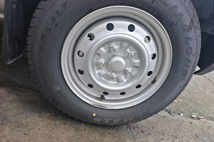 Used Wuling Rongguang Small Truck 2023 1.5L Single-Row LAR Right Front Wheel Hub