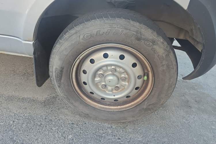 Used Wuling Rongguang Small Truck 2023 1.5L Single-Row LAR Right Front Wheel Hub